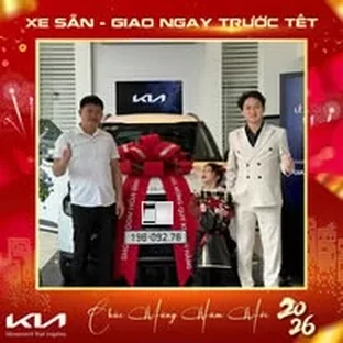Kia Bạch Đằng - Khách hàng nhận xe sau khi hoàn tất thủ tục.
