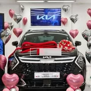 Kia Bạch Đằng - Hỗ trợ khách kiểm tra xe trước khi nhận.