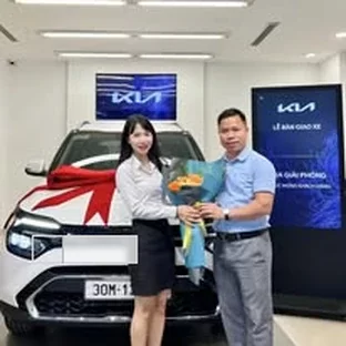 Kia Bạch Đằng - Khách hàng nhận xe sau khi hoàn tất thủ tục.