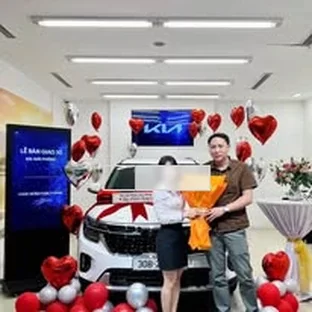 Kia Bạch Đằng - Khoảnh khắc giao xe Kia tại khu vực Hoàn Kiếm.